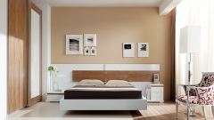 Dormitorio moderno con armario mixto lacado blanco brillo y chapa natural de nogal