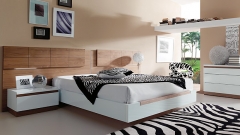Dormitorio moderno con cabezal en chapa natural nogal y aro lacado blanco brillo