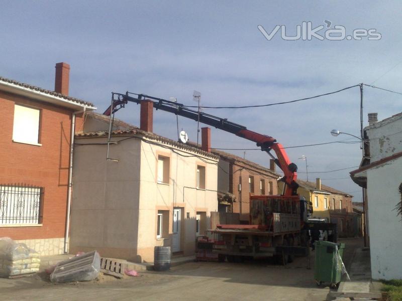 Camión Pluma con Jib subiendo material a cubierta en Villasarracino (Palencia)