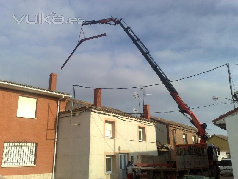 Camión Pluma con Jib subiendo material a cubierta en Villasarracino (Palencia)