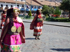 Las acllas acompanando al inca en la celebracion del inti raymi