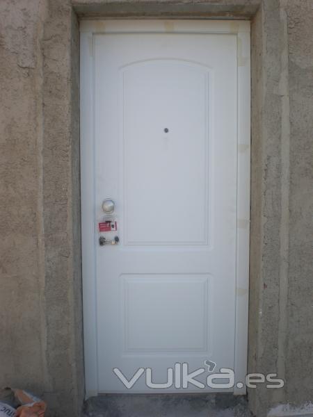 PUERTA DE SEGURIDAD ACORAZADA GARDESA PVC BLANCA