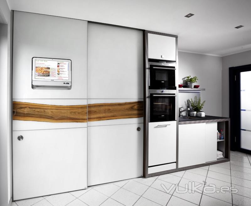 Foto: Armario despensa de cocina con puertas correderas y estanterias  especieros deslizables, traseras de cristal satinado.