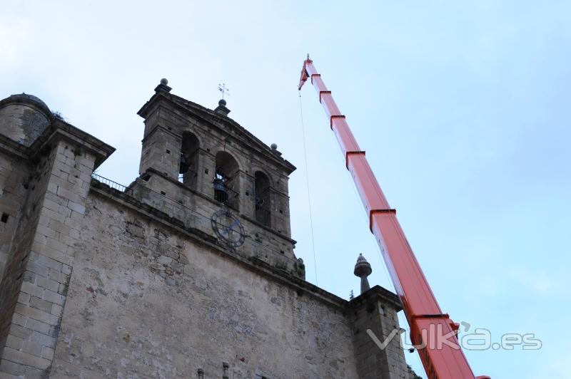 Autogrúa con plumín realizando trabajos en la iglesia de San Francisco en Trujillo (Cáceres)