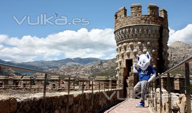 El Billiken visitando una torre de construcción medieval