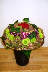 Bouquet con flores primaverales, sobre ceramica