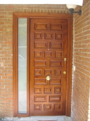 Puerta castellana fabricada en madera pino melix con fijo de cristal