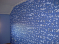 Empapelado de pared, resto pintura plastica lisa, color similar al papel