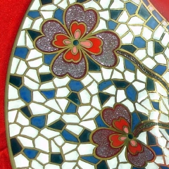 Detalle de decorado de centro de cristal reciclado pintado a mano con oro , esmaltes y granilla