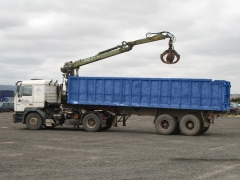 Camion con pulpo integrado para recoger material