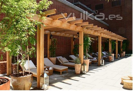 PERGOLA DE MADERA EN HOTEL