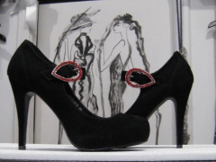Los zapatos de elena, preciosas hebillas de cristal rojo montado en un zapato de ante,toque de disti