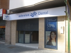 Fachada clinica adeslas dental linares2009
