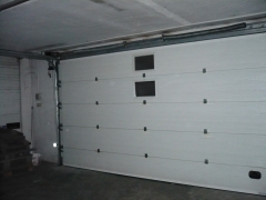Puerta seccional para  camaras de maduracion, motorizada y con ventanillas
