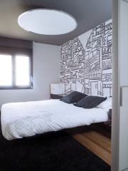 Dormitorio con mural de diseno propio
