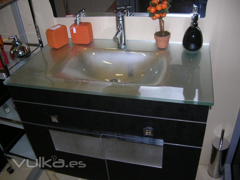 mueble de baño con encimera de pan de plata y cristal de Swarovski