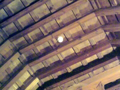 Detalle instalacion detector optico de humos analogico o convencional en techos de madera singulares