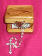Para comunion: joyero hecho en olivo de tierra santa y rosario hecho en perlas de agua  de jerusalen