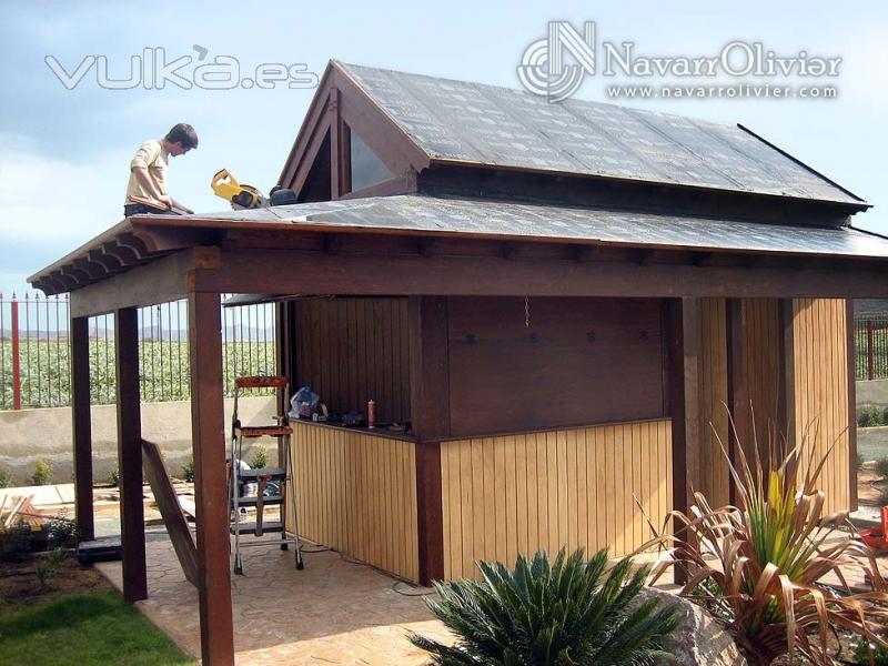 Preparación para montaje de techo de tejas en chiringuito privado