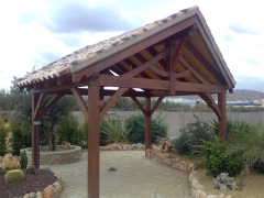 Pergola de jardin con cubierta de teja rustica a dos aguas