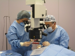 Doctor miguel march durante una cirugia ocular (implante de lente intraocular)